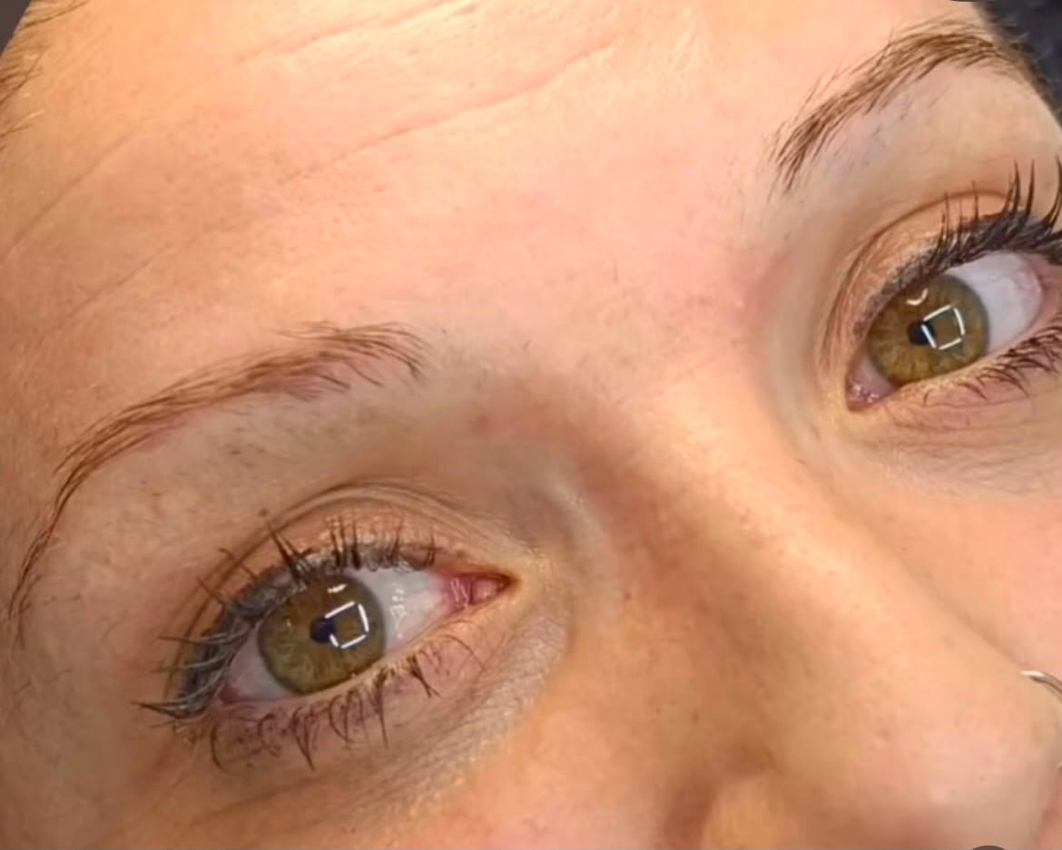 Detalle de micropigmentación de cejas