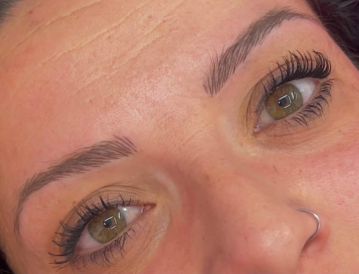 Resultado natural de micropigmentación de cejas